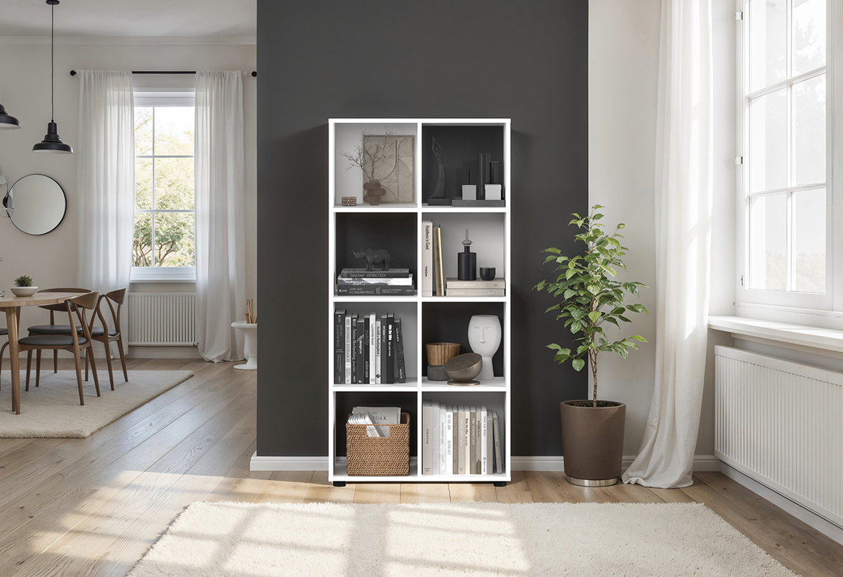 Απεικονίζεται η βιβλιοθήκη στον τοίχο ενός δωματίου, γεμάτη με κουτιά αποθήκευσης, βιβλία και διακοσμητικά.